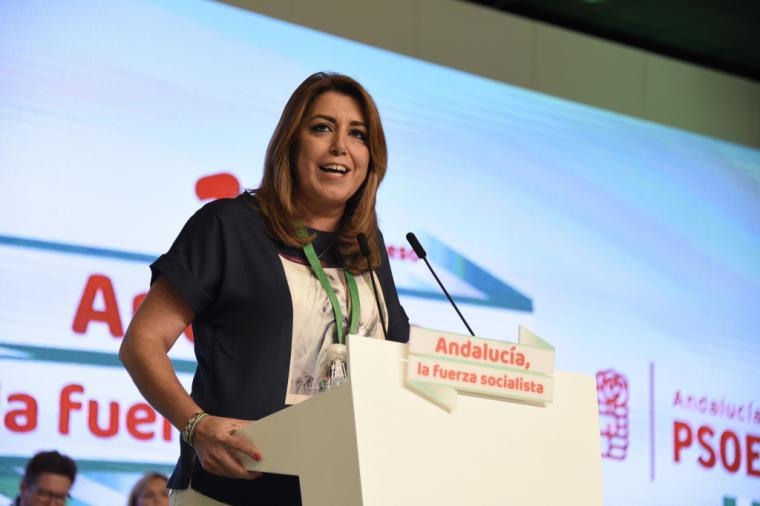 Una desleal Susana Díaz alza el puño contra Pedro Sánchez, dividiendo de nuevo al PSOE