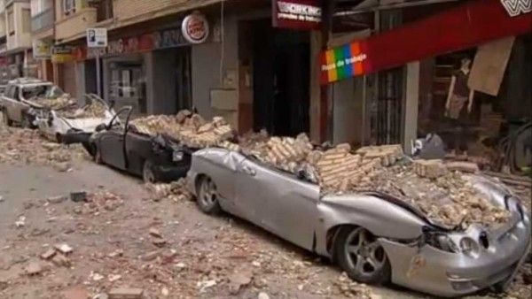 Los afectados por el terremoto de Lorca se encierran en su Ayuntamiento