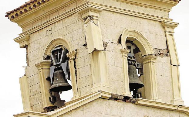 Los afectados por el terremoto de Lorca se encierran en su Ayuntamiento