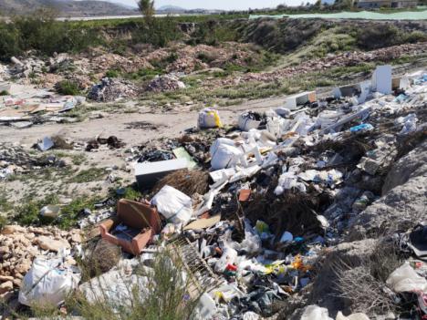 El Ayuntamiento de Lorca 'consigue' que el titular de un terreno, ubicado en la Diputación de La Escucha, proceda a su descontaminación y recuperación
