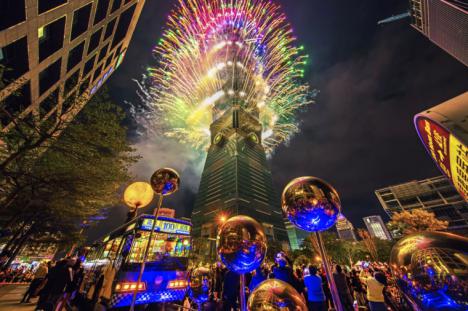 El rascacielos Taipéi 101 lanza sus fuegos artificiales de año nuevo “hacia un futuro mejor”