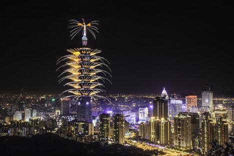 El rascacielos Taipéi 101 lanza sus fuegos artificiales de año nuevo “hacia un futuro mejor”