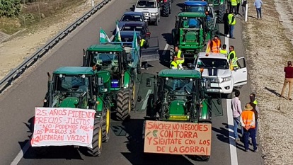 Los antidisturbios recurren a bombas de humo contra los agricultores para desconvocar la tractorada en Lucena