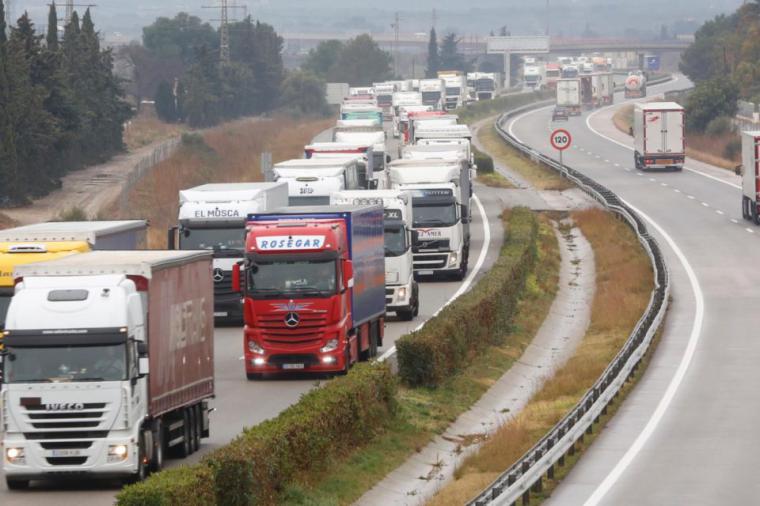 La Patronal del transporte de mercancías por carretera advierte que convocará un paro indefinido en Septiembre si el Gobierno “ignora” sus peticiones en el paro que realizarán los días 27 y 28 de este mes