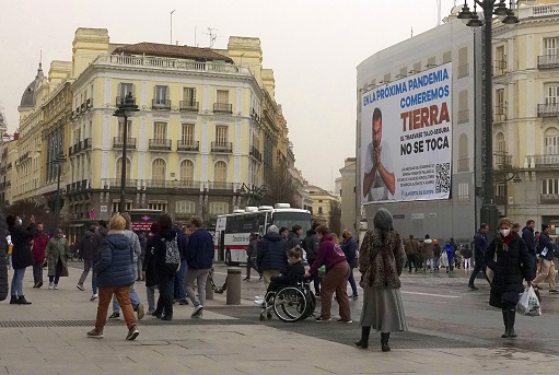 Una lona de 300 m2 alerta en Madrid de que el recorte del Gobierno central al Trasvase hará que comamos tierra en la próxima pandemia