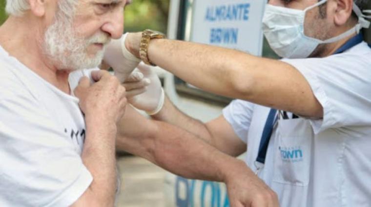 Los próximos grupos que recibirán la vacuna contra el coronavirus en España tras los mayores de 80 años, serán las personas entre 70 y 79 años
