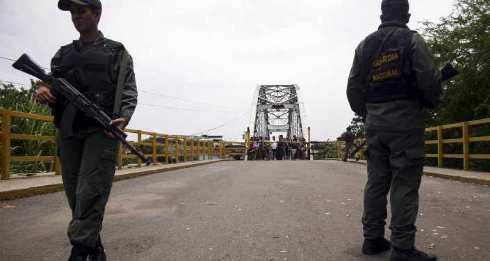 Dos camiones venezolanos obstaculizan el puente fronterizo con Colombia