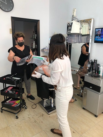 El Ayuntamiento de Puerto Lumbreras comienza a repartir pantallas de autoprotección a peluquerías y centros de estética que reinician su actividad
