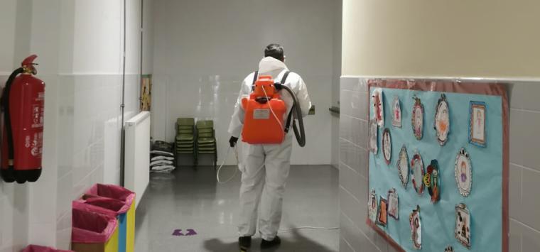 La Concejalía de Educación de Puerto Lumbreras refuerza las labores de desinfección en los centros educativos de cara a la vuelta a las aulas