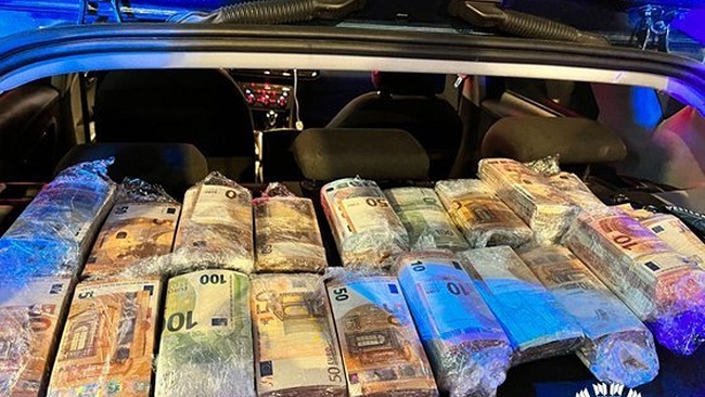 Incredulidad de los agentes de la Guardia Civil durante el registro a un vehículo que ocultaba cerca de 500.000 euros