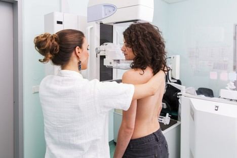 La Xunta destina 48 millones a tratamientos innovadores contra el cáncer de mama y ovario