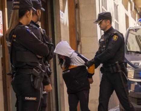 Arrestan en Malaga a una madre ebria que paseaba con su hija de 4 años después de pasar toda la noche de fiesta