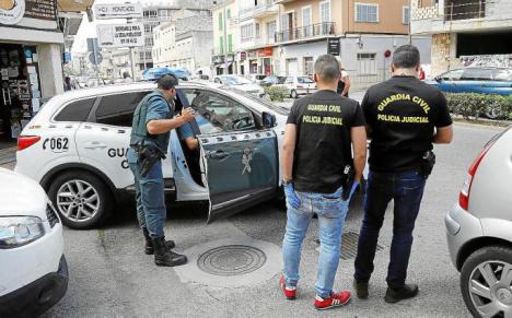 Un docente suspendido tras ser acusado de tocamientos y comentarios inapropiados por sus alumnas