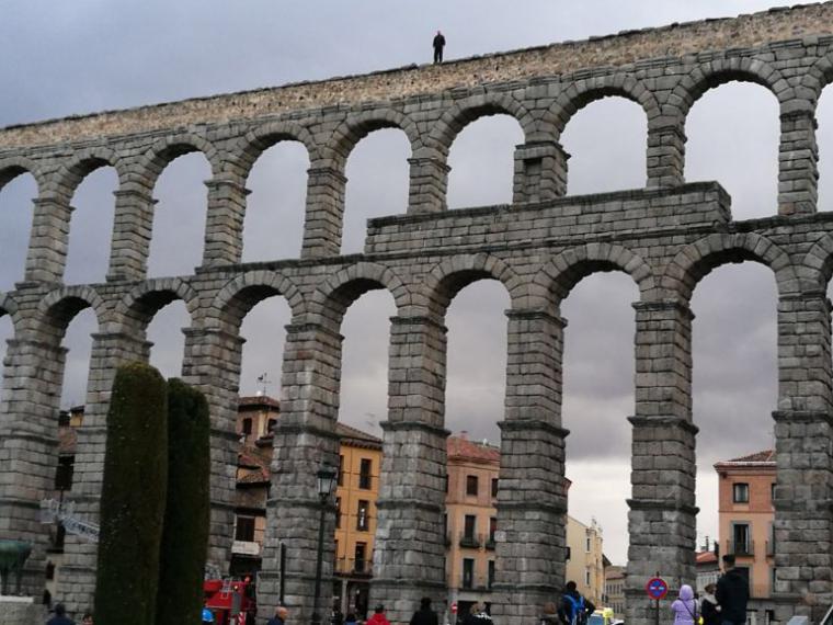 Un hombre amenaza con tirarse desde el Acueducto de Segovia
 