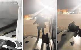  Un ciudadano polaco abre la puerta de emergencia del avión e intenta bajar a pista por el ala