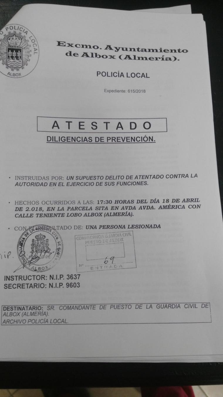 Pegaron al alcalde de Albox, Francisco Torrecillas, según el atestado instruido por los agentes de policía allí presentes.