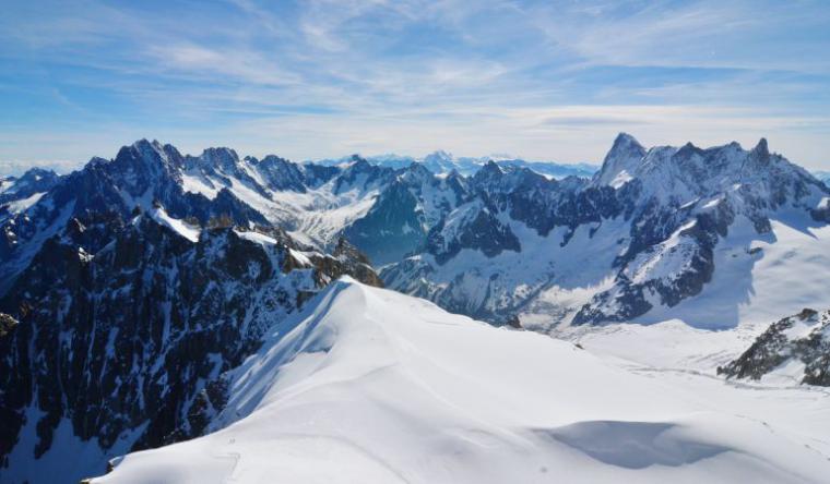 Un hombre en estado de embriaguez escala una montaña de los Alpes cuando trataba de llegar al hotel
 