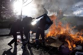 Noche de protestas en Murcia con contenedores y maquinaria quemada