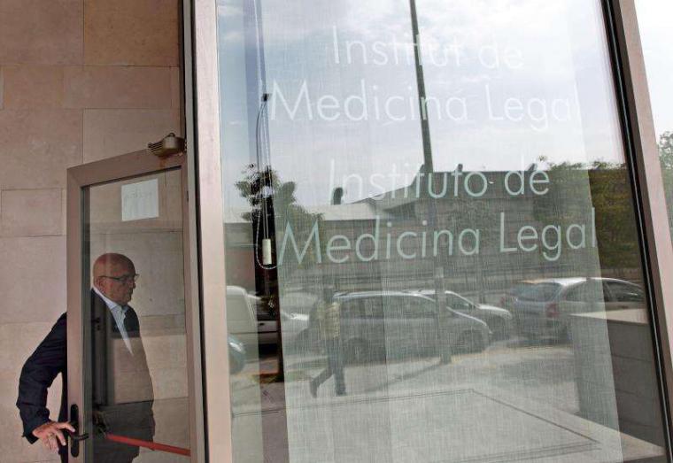 Los restos humanos hallados en Alzira son trasladados al Instituto de Medicina Legal 