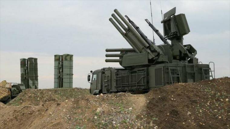 Sistemas antiaéreos rusos derriban 27 cohetes dirigidos contra la base militar de Hmeymim