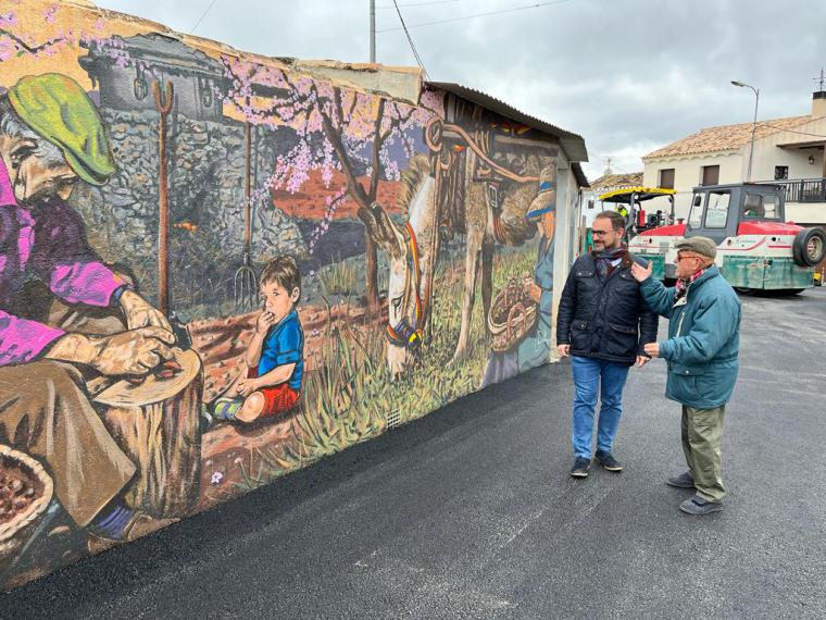 El Alcalde de Lorca visita Las Terreras tras los trabajos de mejora de la carretera de acceso a la pedanía y la calle del Consultorio Médico