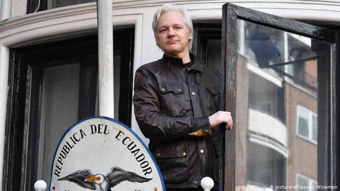 Julian Assange, el fundador de WikiLeaks ha sido condenado a un año de cárcel por violar la libertad condicional
 