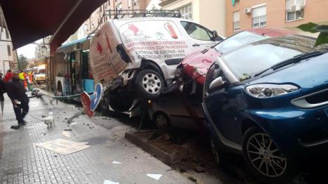  Un chofer de autobus de la EMT sufre un infarto y arrolla a nueve coches en Málaga