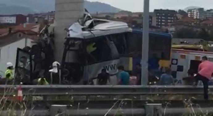  Cinco muertos y 15 heridos, dos en estado crítico en el accidente de autobús en Avilés