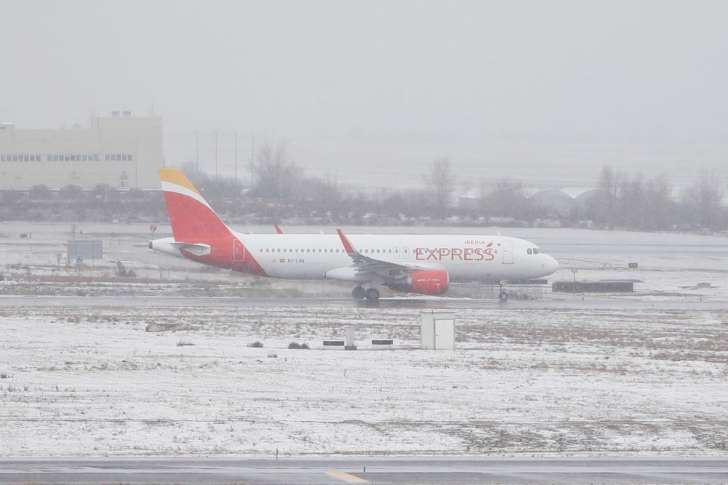 Retrasos en Barajas con medio centenar de vuelos cancelados por el temporal de nieve