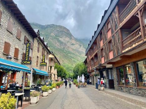 Un hombre acuchilla a sus propios padres en Benasque