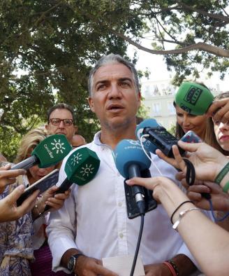 
El portavoz del Gobierno andaluz, Elías Bendodo, le carga el muerto al Ayuntamiento de Sevilla, pero lo cierto es que la Junta conocía la existencia de los chorizos de Magrudis desde al menos el 20 de agosto
