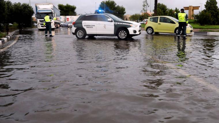 Varias personas atrapadas en vehículos por las fuertes lluvias en Benicarló, han tenido que ser rescatadas