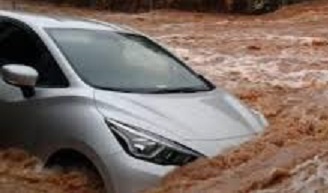 Varias personas atrapadas en vehículos por las fuertes lluvias en Benicarló, han tenido que ser rescatadas