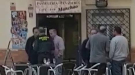 Un Guardia Civil vestido de uniforme y borracho la lia en Cádiz