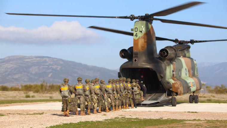 La BRIPAC y su estratégico uso de los Chinook: la clave para saltos en paracaídas