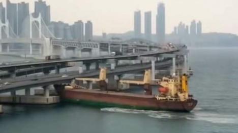 Un buque ruso se estrella contra un puente en Corea del Sur 