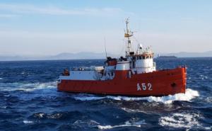El B/A Las Palmas, un barco versátil y ecológico para relevos de personal en el Mar de Alborán