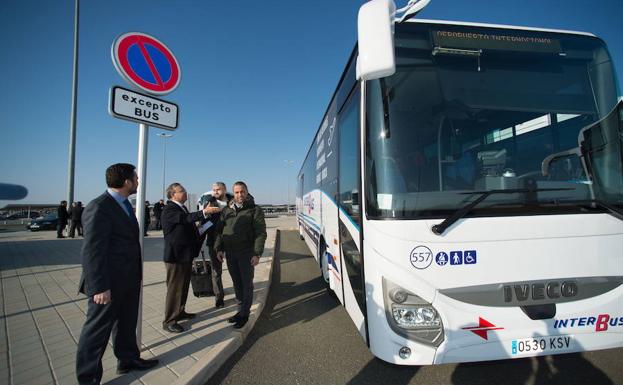 El Ayuntamiento de Lorca pone a disposición de los viajeros dos autobuses para desplazarse a Águilas tras la avería que se producía anoche en uno de los cercanías en la estación tren de Sutullena