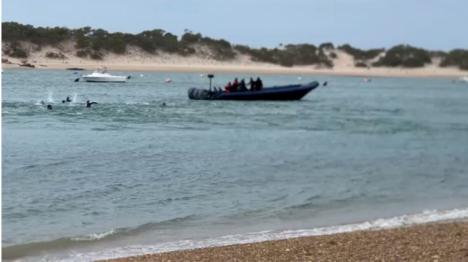 Tragedia en las playas de Cadiz: 4 muertos y 23 migrantes rescatados tras ser arrojados al mar desde una patera