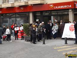 Numerosos ex empleados de Caja Murcia, ya en marcha para cobrar lo establecido en el seguro colectivo de vida