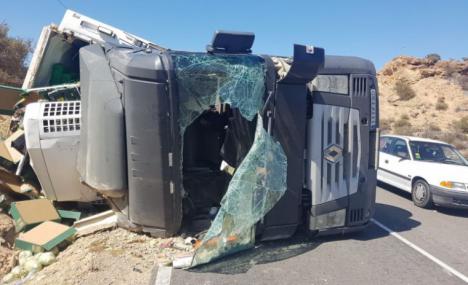 Un conductor resulta herido al volcar su camión en Águilas