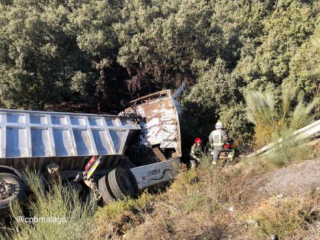Un camión se sale de la carretera en Ronda y cae por un terraplén