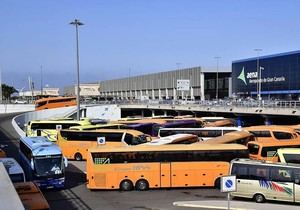 Aena suspende el cobro por aparcamiento de guaguas en Canarias tras negociaciones