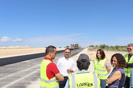 El Alcalde en funciones visita los trabajos de asfaltado y la fase final de las obras de acondicionamiento y mejora de la carretera RM-C9, que une Lorca con Zarzadilla de Totana