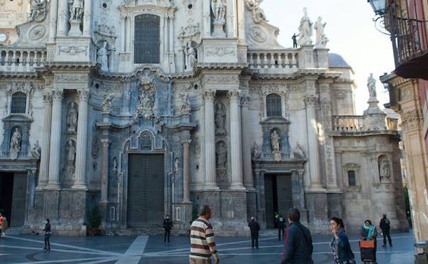 El ciudadano rumano que amenazaba con arrojarse al vacío desde la Catedral de Murcia desiste y baja.