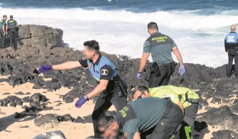 Dos muertos y nueve desaparecidos tras el naufragio de una patera en aguas de Mazarrón