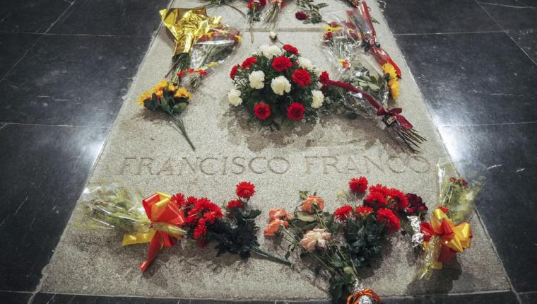 El Gobierno anuncia que los restos de Franco serán trasladados al cementerio de El Pardo y los familiares del dictador asegura que no uede entrar en la basílica