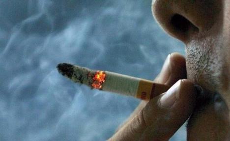Detenido un joven por agredir y quemar con un cigarro a su madre en Málaga