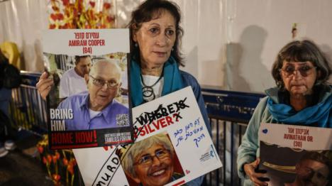 Las familias de las rehenes israelíes celebran su regreso tras más de un año de angustia y cautiverio