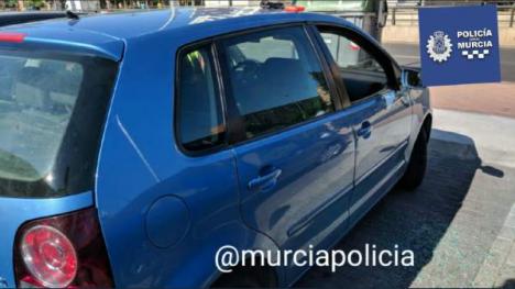 La Policía rescata a un bebé que se había quedado encerrado en el interior de un coche en Murcia